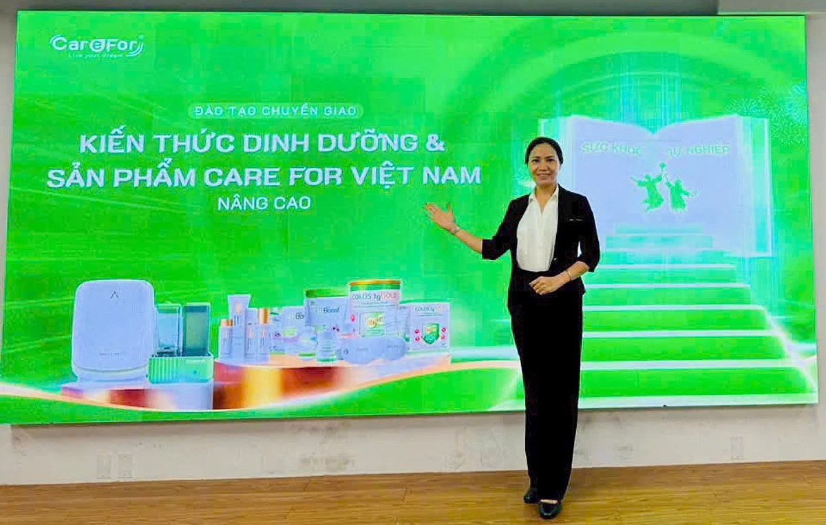 Hồng Phượng tại buổi đào tạo kiến thức dinh dưỡng và sản phẩm Care For