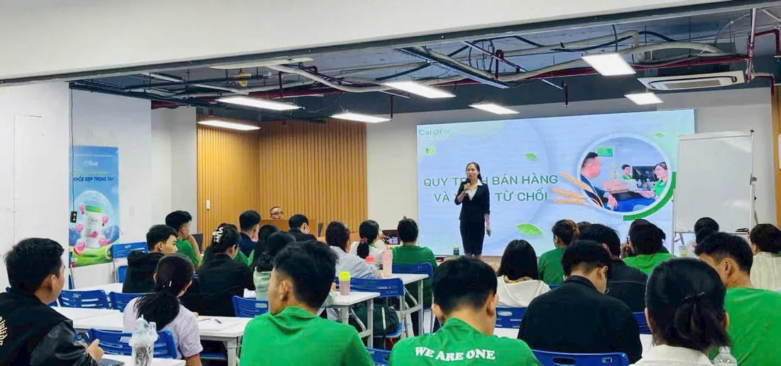 Hồng Phượng chia sẻ trước lớp học trong buổi đào tạo của Care For